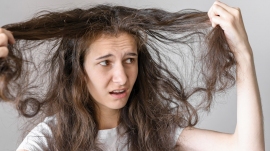 Jak zapobiegać elektryzowaniu się włosów?